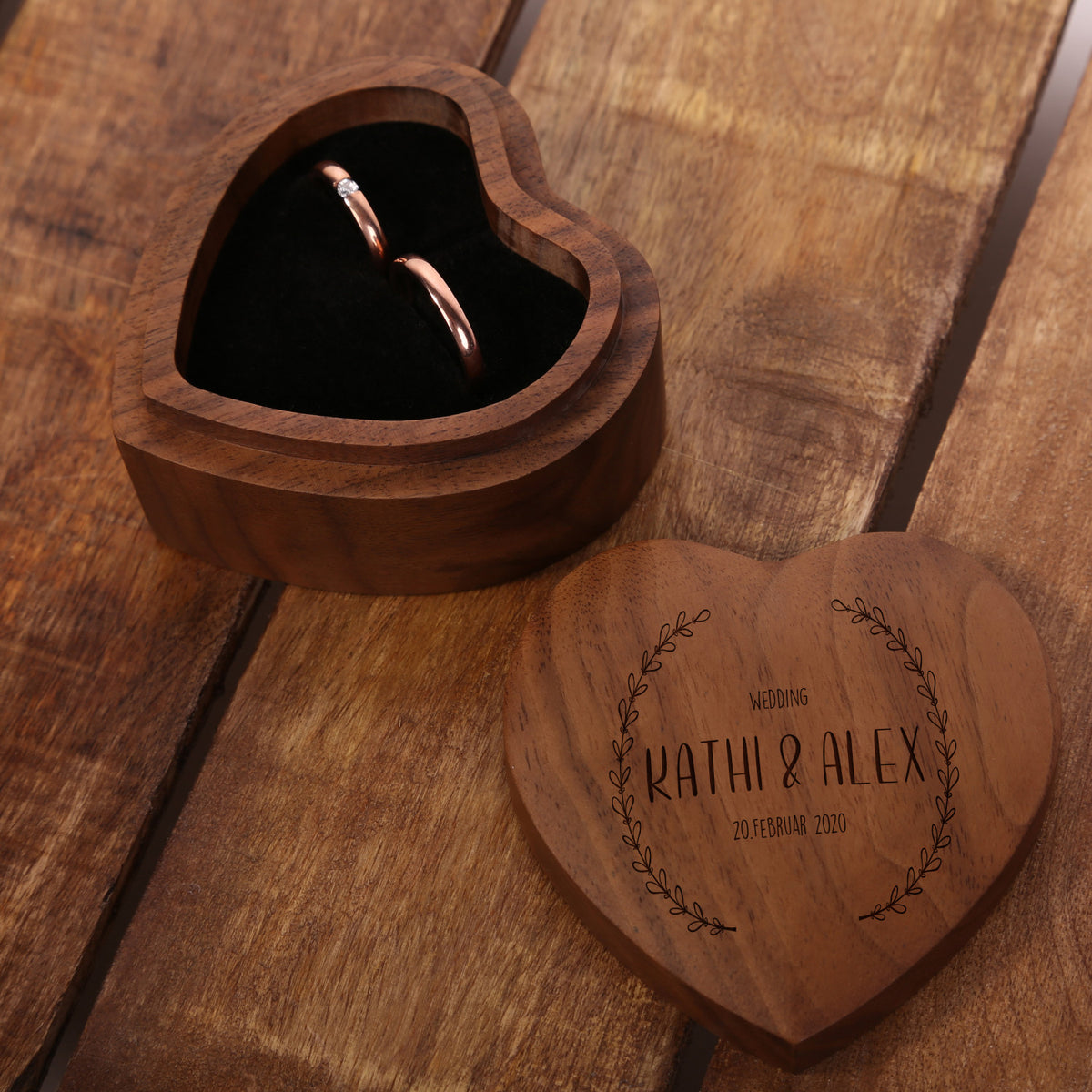 Ringkissen als Herz aus Holz mit Gravur zur Hochzeit Motiv 02 dunkel